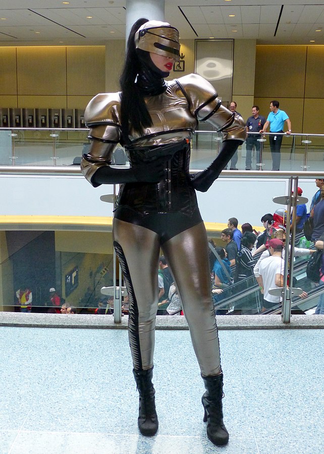 Женский образ Робокопа на костюмированном шоу Fan Expo Canada в Торонто 